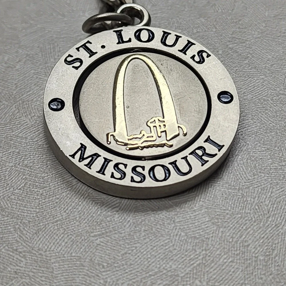Vintage St. Louis Arch Missouri Spinning Keychain Center Collectible Silver Gold